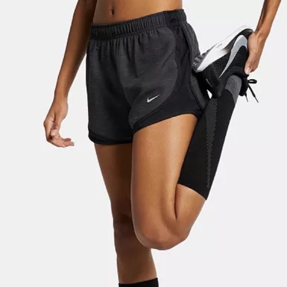 Essential Women's Nike Dri-Fit Tempo Running Shorts, Large NWT